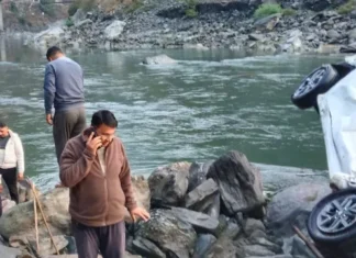 लोहाघाट में बड़ा हादसा: 100 मीटर खाई में गिरी कार, एक युवक गंभीर