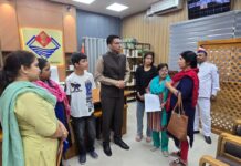 08 साल से लापता पति, 5 बच्चों का बोझ: मीना ठाकुर को जिला प्रशासन से 1 लाख की मदद