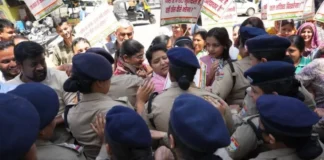 देहरादून में निजी स्कूल फीस पर बवाल: महिला कांग्रेस ने शिक्षा मंत्री आवास घेरा, पुलिस से झड़प